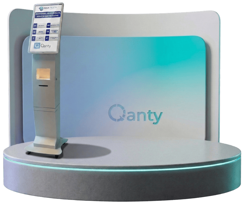 Fotografía de un kiosco interactivo dispensador de turnos Qanty con pantalla táctil, mostrando la interfaz del sistema para agendamiento de citas presenciales